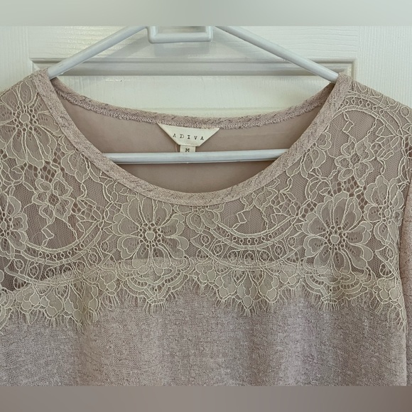 Adiva Beautiful split-back mixed media blouse in antique rose w/lace det… - Picture 4 of 6